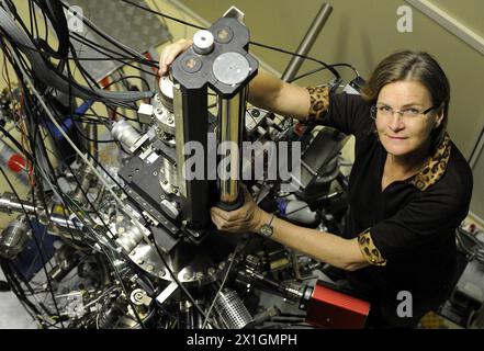Die Physikerin und Professorin am Institut für Angewandte Physik der Technischen Universität, Ulrike Diebold, wurde am 16. Juni 2013 in ihrem Labor in Wien fotografiert. Diebold wurde mit dem Wittgenstein-Preis des FWF ausgezeichnet. - 20130616 PD3884 - Rechteinfo: Rechte verwaltet (RM) Stockfoto