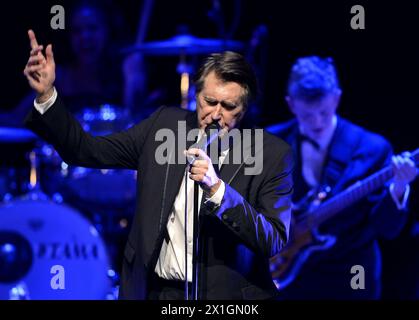 Der britische Musiker Bryan Ferry spielt auf der Bühne während eines Konzerts an der Staatsoper in Wien, Österreich, 1. Juli 2013. - 20130701 PD4316 - Rechteinfo: Rechte verwaltet (RM) Stockfoto