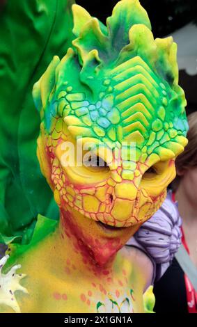 Ein Model posiert für Fotografien während des World Bodypainting Festivals in Poertschach, Österreich, 5. Juli 2013. Die jährliche Veranstaltung findet vom 01. Bis 07. Juli 2013 statt. - 20130705 PD3052 - Rechteinfo: Rights Managed (RM) Stockfoto