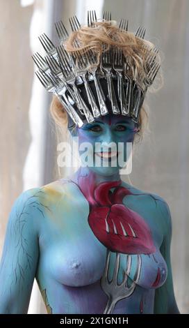 Ein Model posiert für Fotografien während des World Bodypainting Festivals in Poertschach, Österreich, 5. Juli 2013. Die jährliche Veranstaltung findet vom 01. Bis 07. Juli 2013 statt. - 20130705 PD3123 - Rechteinfo: Rights Managed (RM) Stockfoto