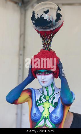 Ein Model posiert für Fotografien während des World Bodypainting Festivals in Poertschach, Österreich, 5. Juli 2013. Die jährliche Veranstaltung findet vom 01. Bis 07. Juli 2013 statt. - 20130705 PD3127 - Rechteinfo: Rechte verwaltet (RM) Stockfoto