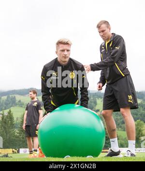 Marco Reus und Kevin Großkreutz während eines Trainings des Bundesliga-Clubs Borussia Dortmund auf dem Trainingsplatz Brixen im Thale, Österreich am 2013.07.04. - 20130704 PD1399 - Rechteinfo: Rechte verwaltet (RM) Stockfoto