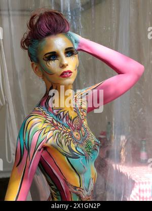 Ein Model posiert für Fotografien während des World Bodypainting Festivals in Poertschach, Österreich, 5. Juli 2013. Die jährliche Veranstaltung findet vom 01. Bis 07. Juli 2013 statt. - 20130705 PD3061 - Rechteinfo: Rights Managed (RM) Stockfoto