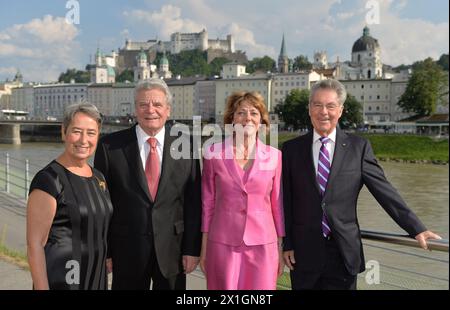 Der österreichische Bundespräsident Heinz Fischer (äußerste Rechte) und seine Frau Margit Fischer (äußerste Linke) begrüßen Bundespräsident Joachim Gauck (zweite links) und seine Partnerin Daniele Schadt bei ihrer Ankunft in Salzburg zum Besuch am 19. Juli 2013. - 20130719 PD2594 - Rechteinfo: Rights Managed (RM) Stockfoto