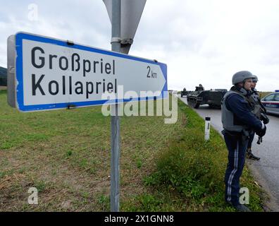 Nach einer Geiselnahme und Erschießung in Lilienfeld, Österreich, wurde am 17. September 2013 eine Straße bei Melk gesperrt. Ein Mann erschoss zwei Polizisten und einen Ambulanzfahrer in der österreichischen Stadt Annaberg und habe sich in einem Bauernhaus verbarrikadiert, sagte ein Polizeisprecher. - 20130917 PD2254 - Rechteinfo: Rights Managed (RM) Stockfoto