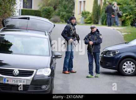 Nach einer Geiselnahme und Erschießung in Lilienfeld, Österreich, wurde am 17. September 2013 eine Straße bei Melk gesperrt. Ein Mann erschoss zwei Polizisten und einen Ambulanzfahrer in der österreichischen Stadt Annaberg und habe sich in einem Bauernhaus verbarrikadiert, sagte ein Polizeisprecher. - 20130917 PD2766 - Rechteinfo: Rechte verwaltet (RM) Stockfoto