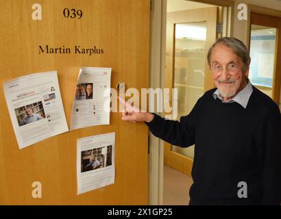 Martin Karplus, Professor und Nobelpreisträger der Harvard University, während eines Interviews mit der Austrian Press Agency (APA) an der Harvard University in Cambridge, Massachusetts, USA, 16. Oktober 2013. Karplus und zwei andere teilen sich den Nobelpreis für Chemie für ihre Arbeit an komplexen Computerprogrammen, die heute verwendet werden, um realistische und detaillierte Strukturen komplexer Moleküle darzustellen. - 20131016 PD8634 - Rechteinfo: Rechte verwaltet (RM) Stockfoto