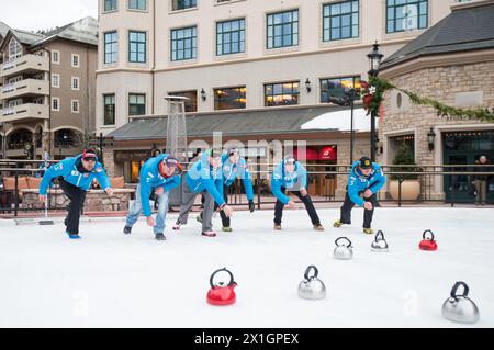F.l.t.r. Österreicher Joachim Puchner, Georg Streitberger, Klaus Kröll, Matthias Mayer, Hannes Reichelt, max Franz während des Eisstockens des Ski Austria Teams vor dem Beaver Creek FIS Ski Alpine World Cup in Beaver Creek, USA am 2013.12.03. - 20131203 PD4653 - Rechteinfo: Rights Managed (RM) Stockfoto