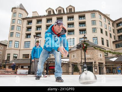 Die Österreicher Klaus Kröll, Georg Streitberger beim Curling des Ski Austria Teams vor dem Beaver Creek FIS Ski Alpine World Cup in Beaver Creek, USA am 2013.12.03. - 20131203 PD4646 - Rechteinfo: Rechte verwaltet (RM) Stockfoto