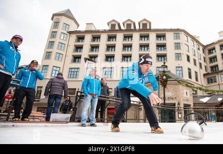 F.l.t.r. Österreicher Joachim Puchner, Max Franz, Georg Streitberger, Hannes Reichelt beim Curling des Ski Austria Teams vor dem Beaver Creek FIS Ski Alpine World Cup in Beaver Creek, USA am 2013.12.03. - 20131203 PD4648 - Rechteinfo: Rights Managed (RM) Stockfoto