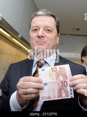 Präsentation der neuen 10-Euro-Banknote bei der Österreichischen Nationalbank in Wien am 13. Januar 2014. - 20140113 PD2352 - Rechteinfo: Rights Managed (RM) Stockfoto