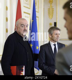 Der österreichische Kulturminister Josef Ostermayer und Georg Springer, Geschäftsführer der Bundestheater Holding und Geschäftsführer des Burgtheaters, sprechen auf einer Pressekonferenz am 11. März 2014 in Wien. Matthias Hartmann, Direktor des Wiener Burgtheaters, wurde wegen finanzieller Unregelmäßigkeiten in der Verwaltung des Theaters entlassen. - 20140311 PD1454 - Rechteinfo: Rights Managed (RM) Stockfoto