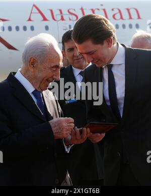 Österreichs Außenminister Sebastian kurz (rechts) begrüßt den israelischen Präsidenten Shimon Peres (L) am 30. märz 2014 am Flughafen Wien in Schwechat. Peres beginnt einen dreitägigen Staatsbesuch im Land. - 20140330 PD0161 - Rechteinfo: Rights Managed (RM) Stockfoto