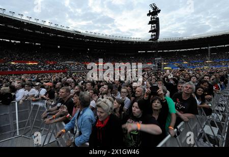 Fans bei einem Konzert der britischen Rockband The Rolling Stones in Wien, Österreich, 16. Juni 2014. - 20140616 PD5109 - Rechteinfo: Rights Managed (RM) Stockfoto