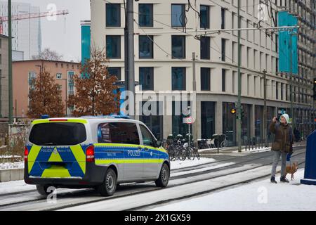 Frankfurt, Deutschland, 20. Januar 2024. Deutsches Polizeifahrzeug auf den Straßen von Frankfurt am Main. Stockfoto