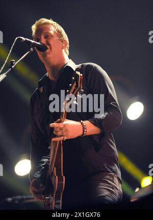 Sänger und Gitarrist Josh Homme von der Band „Queens of the Stone Age“ tritt während eines Konzerts auf dem Festival „Frequency 2014“ in St. Poelten, Österreich, 14. August 2014. Das Festival findet vom 13. Bis 16. August statt. - 20140814 PD3881 - Rechteinfo: Rights Managed (RM) Stockfoto