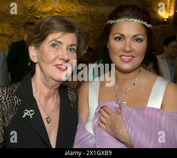 Die in Russland geborene österreichische Sopranistin Anna Netrebko und die Präsidentin der Salzburger Festspiele Helga Rabl-Stadler posieren für Fotos während der Feier des offiziellen Engagements von Netrebko und dem aserbaidschanischen Tenor Yusif Eyvazov in Salzburg, Österreich, 19. August 2014, Salzburg. - 20140819 PD1922 - Rechteinfo: Rechte verwaltet (RM) Stockfoto