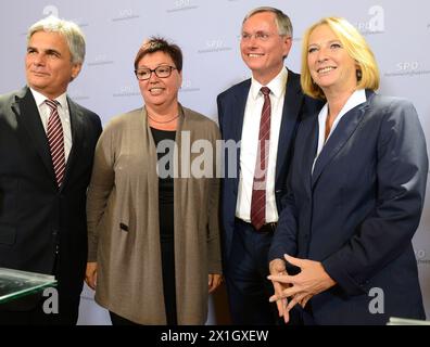 Der designierte Minister für Verkehr, Innovation und Technologie Alois Stoeger (SPOe), die designierte Gesundheitsministerin Sabine Oberhauser (SPOe), die designierte Präsidentin des Österreichischen Nationalrats Doris Bures (SPOe) und Bundeskanzler Werner Faymann (SPOe) während der Pressekonferenz nach der Sitzung des Exekutivausschusses im österreichischen Parlament in Wien, Österreich am 2014.08.25. - 20140825 PD1998 - Rechteinfo: Rechte verwaltet (RM) Stockfoto