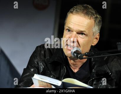 Lesung mit dem österreichischen Autor Wolf Haas beim Literaturfestival O-Töne im Museumsquartier Wien, Österreich, am 28. August 2014. - 20140828 PD4150 - Rechteinfo: Rechte verwaltet (RM) Stockfoto