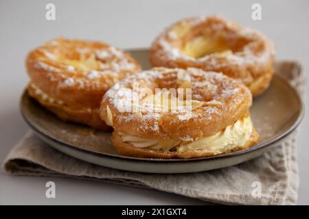 Hausgemachte Paris Brest auf einem Teller, Seitenansicht. Stockfoto