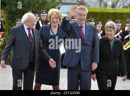 Staatsbesuch des österreichischen Bundespräsidenten Heinz Fischer in Dublin, Irland, am 06. Oktober 2014. Im Bild: Der Präsident der Republik Irland Michael Daniel Higgins und seine Frau Sabina Higgins begrüßen den Bundespräsidenten Österreichs Heinz Fischer und seine Frau Margit Fischer in der offiziellen Residenz des irischen Präsidenten in Dublin. - 20141006 PD8769 - Rechteinfo: Rechte verwaltet (RM) Stockfoto