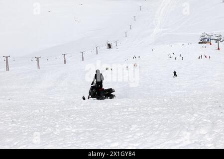 Ein Mann, der auf einem Skidoo auf den verschneiten Hängen des Libanon fährt. Stockfoto