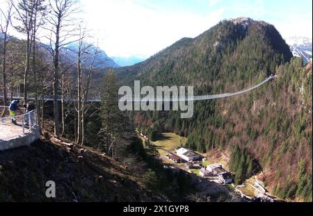 Die 405 Meter lange Hängebrücke „highline179“ verbindet die Ruine des Schlosses Ehrenberg mit den Überresten der römischen Festung „Claudia“ bei Reutte in Tirol, Österreich, 20. November 2014. Für eine Gebühr von acht Euro kann jeder, der sich traut, das Tal in 112,7 Metern Höhe überqueren. FOTO: APA/HARALD SCHNEIDER - 20141120 PD15298 - Rechteinfo: Rights Managed (RM) Stockfoto