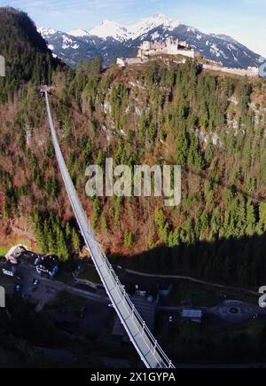 Die 405 Meter lange Hängebrücke „highline179“ verbindet die Ruine des Schlosses Ehrenberg mit den Überresten der römischen Festung „Claudia“ bei Reutte in Tirol, Österreich, 20. November 2014. Für eine Gebühr von acht Euro kann jeder, der sich traut, das Tal in 112,7 Metern Höhe überqueren. FOTO: APA/HARALD SCHNEIDER - 20141120 PD15300 - Rechteinfo: Rights Managed (RM) Stockfoto