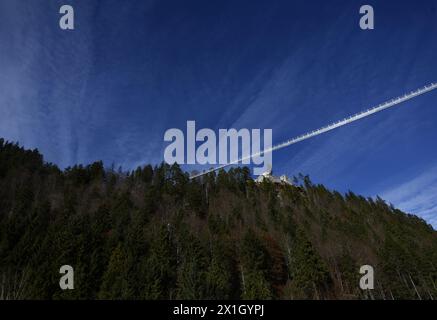 Die 405 Meter lange Hängebrücke „highline179“ verbindet die Ruine des Schlosses Ehrenberg mit den Überresten der römischen Festung „Claudia“ bei Reutte in Tirol, Österreich, 20. November 2014. Für eine Gebühr von acht Euro kann jeder, der sich traut, das Tal in 112,7 Metern Höhe überqueren. FOTO: APA/HARALD SCHNEIDER - 20141120 PD15124 - Rechteinfo: Rights Managed (RM) Stockfoto