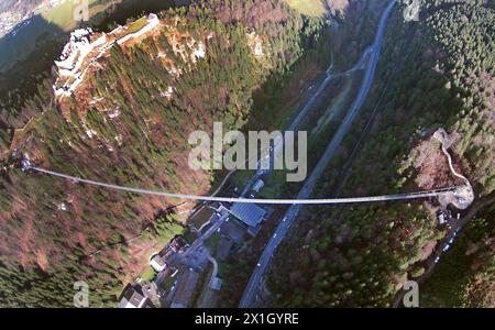 Die 405 Meter lange Hängebrücke „highline179“ verbindet die Ruine des Schlosses Ehrenberg mit den Überresten der römischen Festung „Claudia“ bei Reutte in Tirol, Österreich, 20. November 2014. Für eine Gebühr von acht Euro kann jeder, der sich traut, das Tal in 112,7 Metern Höhe überqueren. FOTO: APA/HARALD SCHNEIDER - 20141120 PD15296 - Rechteinfo: Rights Managed (RM) Stockfoto