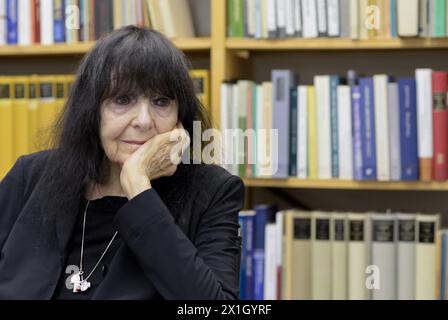 Interview mit der österreichischen Schriftstellerin Friederike Mayroecker am 21. November 2014 im Haus der Literatur in Wien. Mayroecker feiert ihren 90. Geburtstag am 20. dezember 2014. FOTO: APA/HERBERT NEUBAUER - 20141121 PD2795 - Rechteinfo: Rights Managed (RM) Stockfoto