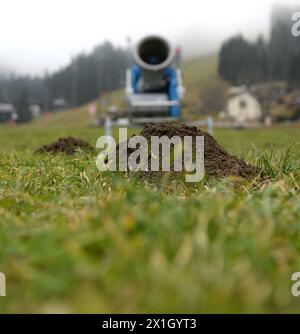 Kein Schnee in Salzburg, Österreich, am 27. November 2014. Auf dem Bild steht eine Schneekanone auf der grünen Wiese im Skigebiet Flachau. - 20141127 PD1207 - Rechteinfo: Rechte verwaltet (RM) Stockfoto