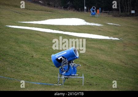 Kein Schnee in Salzburg, Österreich, am 27. November 2014. Auf dem Bild steht eine Schneekanone auf der grünen Wiese im Skigebiet Flachau. - 20141127 PD1403 - Rechteinfo: Rechte verwaltet (RM) Stockfoto