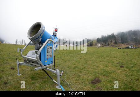 Kein Schnee in Salzburg, Österreich, am 27. November 2014. Auf dem Bild steht eine Schneekanone auf der grünen Wiese im Skigebiet Flachau. - 20141127 PD0795 - Rechteinfo: Rechte verwaltet (RM) Stockfoto