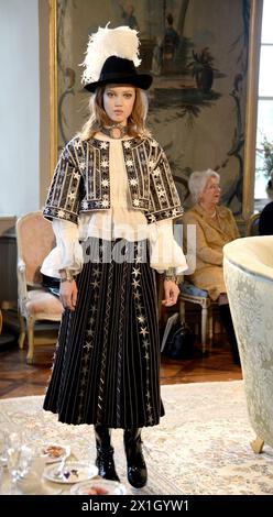 Ein Model trägt eine Kreation des deutschen Designers Karl Lagerfeld im Rahmen der CHANEL Métiers d’Art Paris Modeschau, am 2. Dezember 2014 in Salzburg, Österreich. - 20141202 PD2391 - Rechteinfo: Rights Managed (RM) Stockfoto