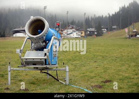 Kein Schnee in Salzburg, Österreich, am 27. November 2014. Auf dem Bild steht eine Schneekanone auf der grünen Wiese im Skigebiet Flachau. - 20141127 PD1575 - Rechteinfo: Rechte verwaltet (RM) Stockfoto