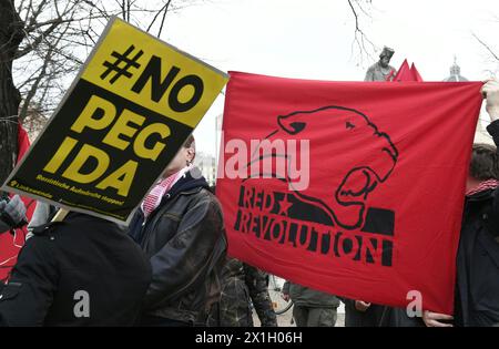 Demonstration gegen die Kundgebung der „Pegida“-Wiener Antiislamisierung am 02. Februar 2015 in Wien. - 20150202 PD2812 - Rechteinfo: Rechte verwaltet (RM) Stockfoto