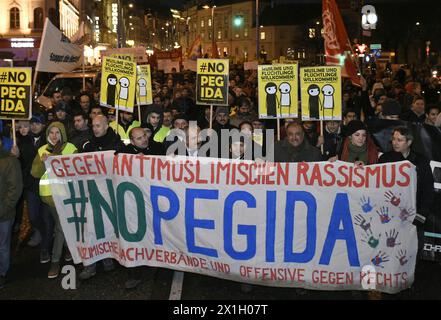 Demonstration gegen die Kundgebung der „Pegida“-Wiener Antiislamisierung am 02. Februar 2015 in Wien. - 20150202 PD3275 - Rechteinfo: Rights Managed (RM) Stockfoto