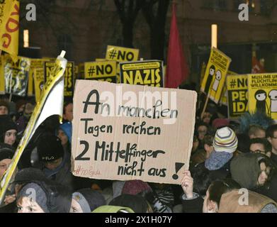 Demonstration gegen die Kundgebung der „Pegida“-Wiener Antiislamisierung am 02. Februar 2015 in Wien. - 20150202 PD3210 - Rechteinfo: Rights Managed (RM) Stockfoto