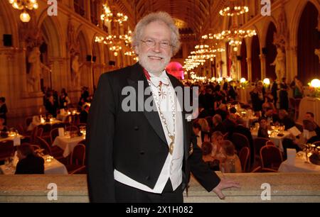 Das Bild vom 3. Mai 2013 zeigt den österreichischen Quantenmechaniker Anton Zeilinger beim Wiener Opernball. Die Königlich-Schwedische Akademie der Wissenschaften hat am 4. Oktober 2022 beschlossen, den Nobelpreis für Physik 2022 an Anton Zeilinger und zwei andere Quantenmechaniker zu vergeben. - 20150131 PD13384 - Rechteinfo: Rechte verwaltet (RM) Stockfoto