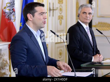 Der griechische Premierminister Alexis Tsipras (links) und der österreichische Bundeskanzler Werner Faymann auf einer Pressekonferenz nach ihrem Treffen in Wien am 9. Februar 2015. Der griechische Staatschef ist derzeit auf einer Tour durch die Hauptstädte der Eurozone, um seine Argumente für eine Verlängerung der Laufzeit der Rettungskredite zu argumentieren. - 20150209 PD1393 - Rechteinfo: Rights Managed (RM) Stockfoto