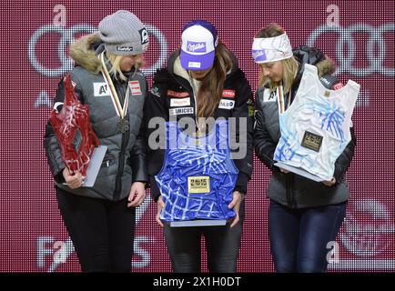 (L-R) Nicole Hosp aus Österreich (Silber), Tina Maze aus Slowenien (Gold) und Michaela Kirchgasser aus Österreich (Bronze) feiern während der Medaillenzeremonie für die Damen-Alpenkombination bei der FIS-Alpinweltmeisterschaft in Vail, Colorado, USA, 09. Februar 2015. - 20150210 PD0103 - Rechteinfo: Rights Managed (RM) Stockfoto