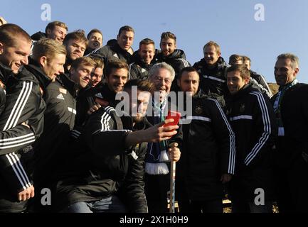 Spatenstich für das 'Allianz Stadium' des österreichischen Fußballvereins SK Rapid Wien in Wien, Österreich, am 12. Februar 2015. Im Bild: Österreichs Bundespräsident Heinz Fischer und Fußballspieler von Rapid. - 20150212 PD6017 - Rechteinfo: Rechte verwaltet (RM) Stockfoto