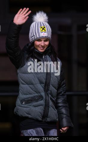 Anna Fenninger aus Österreich feiert ihre Goldmedaille während der Medaillenzeremonie für das Riesenslalom der Frauen bei der FIS-Ski-Weltmeisterschaft im alpinen Skisport in Beaver Creek, Colorado, USA, am 12. Februar 2015. - 20150213 PD0304 - Rechteinfo: Rights Managed (RM) Stockfoto