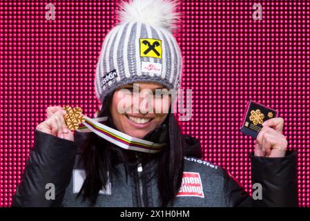 Anna Fenninger aus Österreich feiert ihre Goldmedaille während der Medaillenzeremonie für das Riesenslalom der Frauen bei der FIS-Ski-Weltmeisterschaft im alpinen Skisport in Beaver Creek, Colorado, USA, am 12. Februar 2015. - 20150213 PD0303 - Rechteinfo: Rights Managed (RM) Stockfoto
