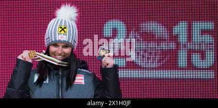 Anna Fenninger aus Österreich feiert ihre Goldmedaille während der Medaillenzeremonie für das Riesenslalom der Frauen bei der FIS-Ski-Weltmeisterschaft im alpinen Skisport in Beaver Creek, Colorado, USA, am 12. Februar 2015. - 20150213 PD0306 - Rechteinfo: Rechte verwaltet (RM) Stockfoto
