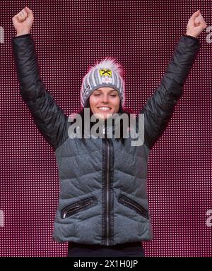 Anna Fenninger aus Österreich feiert ihre Goldmedaille während der Medaillenzeremonie für das Riesenslalom der Frauen bei der FIS-Ski-Weltmeisterschaft im alpinen Skisport in Beaver Creek, Colorado, USA, am 12. Februar 2015. - 20150213 PD0309 - Rechteinfo: Rechte verwaltet (RM) Stockfoto