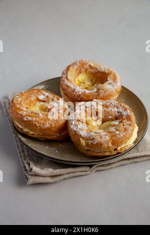 Hausgemachte Paris Brest auf einem Teller, Seitenansicht. Stockfoto