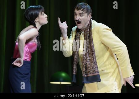 Wien - Proben von Don Pasquale an der Wiener Staatsoper am 22. April 2015. Die Premiere findet am 26. April 2015 statt. BILD: Valentina Nafornita als „Norina“ und Michele Pertusi als „Don Pasquale“ - 20150422 PD2420 - Rechteinfo: Rights Managed (RM) Stockfoto