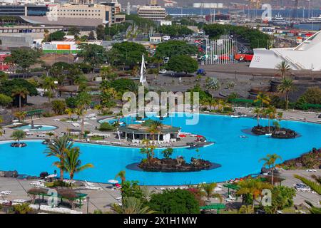 Das Schwimmbad in Santa Cruz, Teneriffa, Kanarische Inseln. Parque Maritimo Cesar Manrique auf Teneriffa Stockfoto